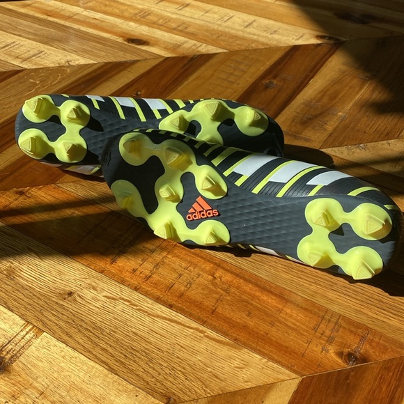 Adidadas predito soccer cleats - Picture 4 of 5